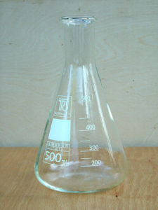 Matraz Erlenmeyer: qué es, características, usos y métodos