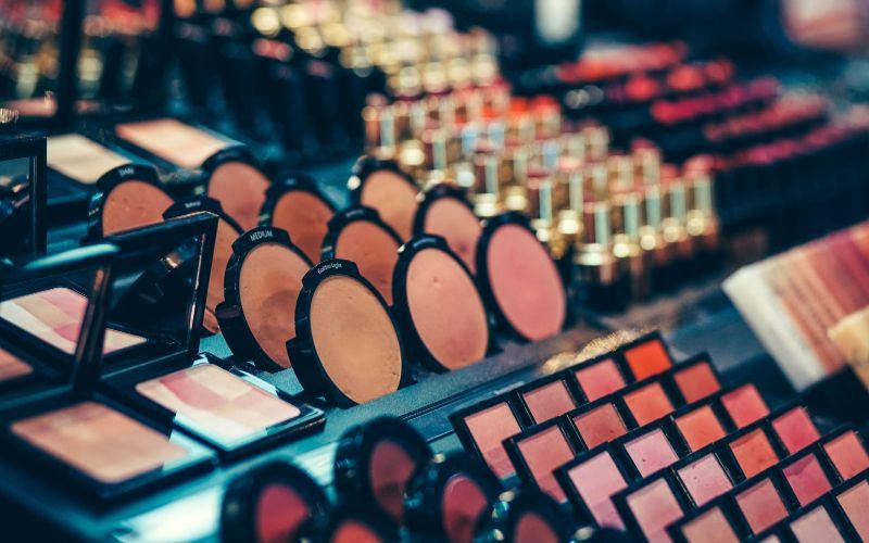 ¿De qué están hechos los cosméticos y cómo se elaboran?