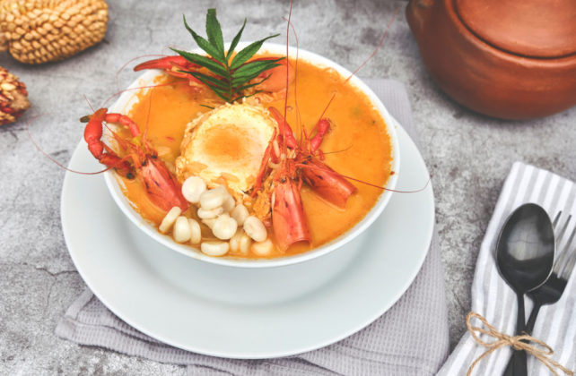 Moqueguano de camarón, sopa peruana tradicional, y en esta variante, los camarones son el ingrediente principal, acompañados de papa amarilla, arvejas y ajíes. Fuente: Lifeder