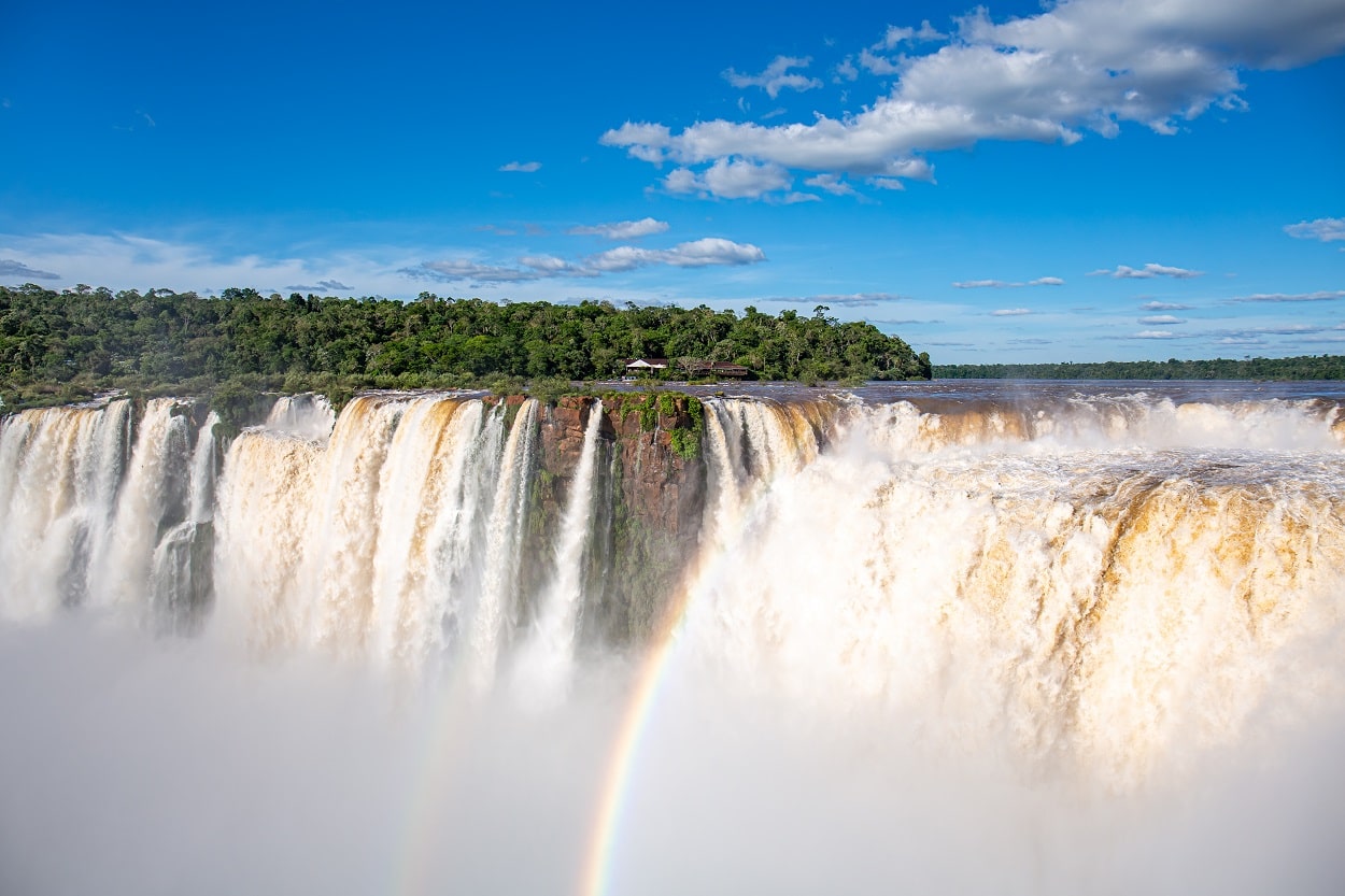Характеристика водопада. Водопад Игуасу. Глотка дьявола Игуасу. Водопад глотка дьявола в Бразилии.