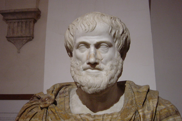 Busto de Aristóteles, filósofo que estudió los entimemas. Fuente: Museo nazionale romano di palazzo Altemps [Attribution], vía Wikimedia Commons. 
