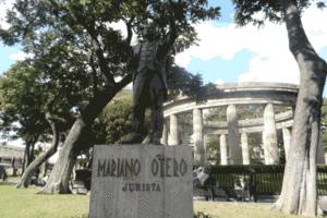 Estatua de Mariano Otero en la "Rotonda de los Jaliscienses Ilustres. Fuente: Elmerhomerochombo [CC BY-SA 4.0 (https://creativecommons.org/licenses/by-sa/4.0)], vía Wikimedia Commons.