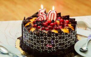 Feliz 50 cumpleaños: frases bonitas para dedicar