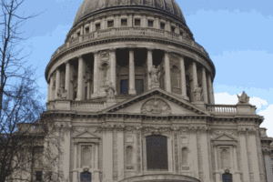 Catedral de San Pablo en Londres, una de las obras más importantes de Wren. Fuente: Txllxt TxllxT [CC BY-SA 4.0 (https://creativecommons.org/licenses/by-sa/4.0)], vía Wikimedia Commons.