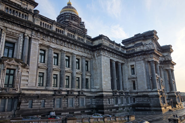 El palacio de justicia de Bruselas es una de las obras más representativas de la arquitectura ecléctica. Fuente: Uppploader [CC BY-SA 3.0 (https://creativecommons.org/licenses/by-sa/3.0)]