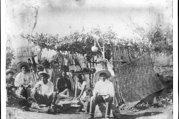 Grupo de Yaquis a comienzos del siglo XX. Fuente: [Public domain], vía Wikimedia Commons.