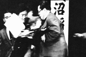 Yamaguchi (izquierda) en el momento del asesinato a Asanuma (derecha). Fuente: Asahi Shimbun Company, vía Wikimedia Commons.